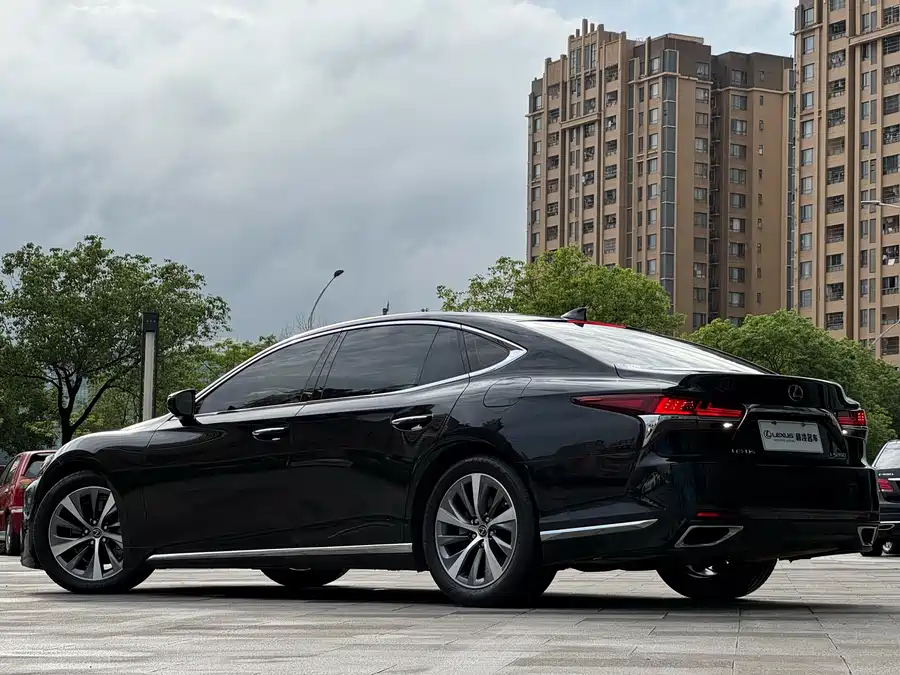 Lexus LS