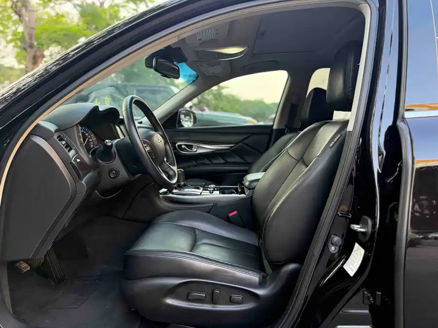 Infiniti Q70
