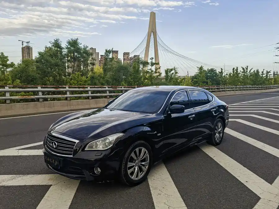 Infiniti Q70