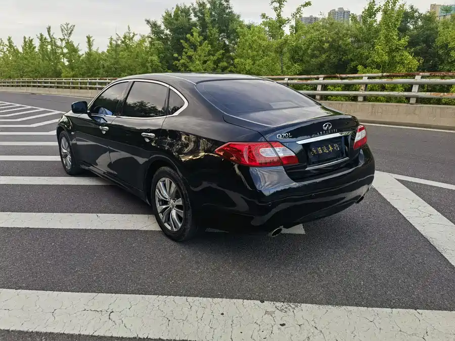 Infiniti Q70