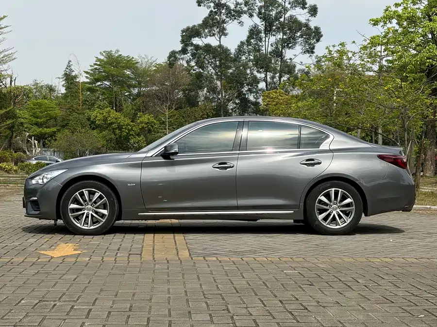 Infiniti Q50L