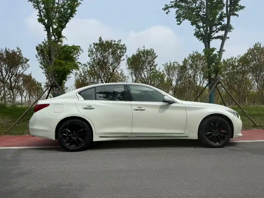 Infiniti Q50L