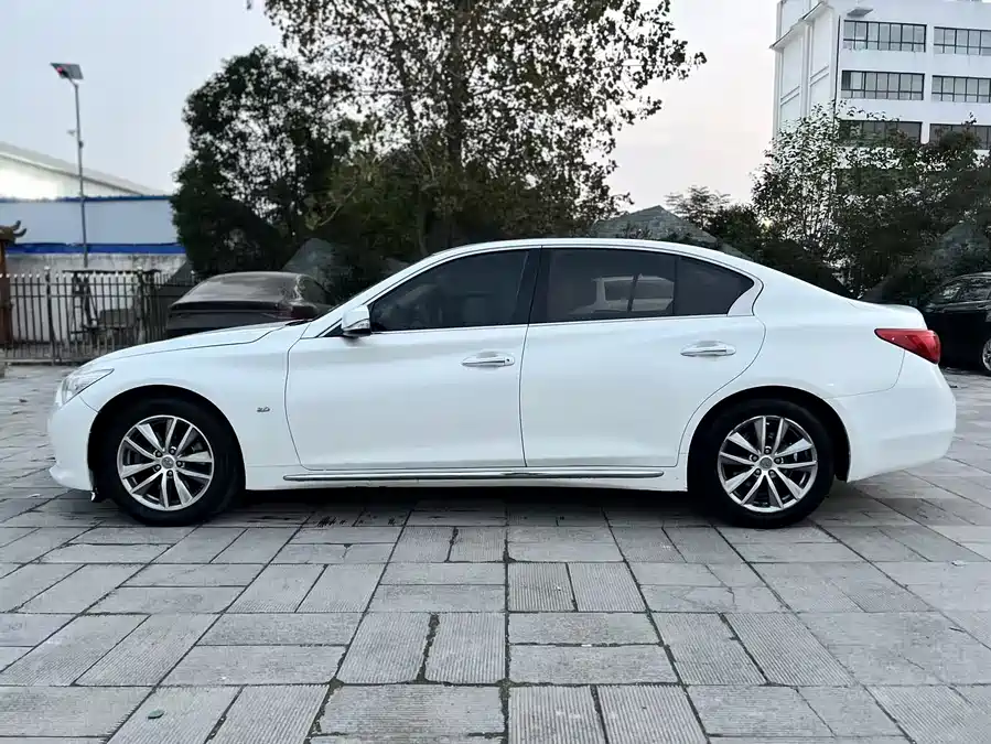 Infiniti Q50L