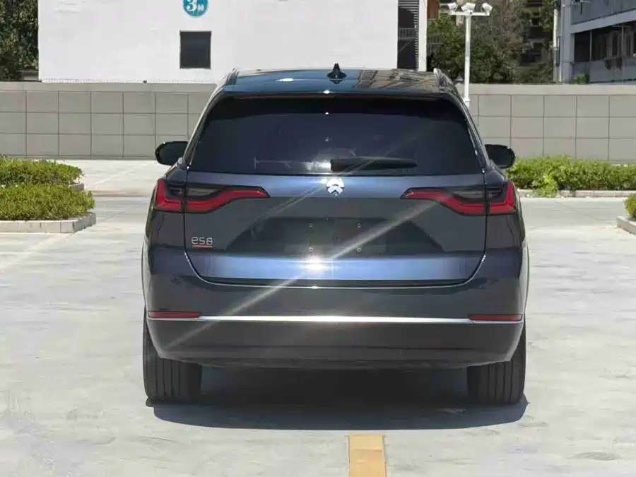 NIO ES8