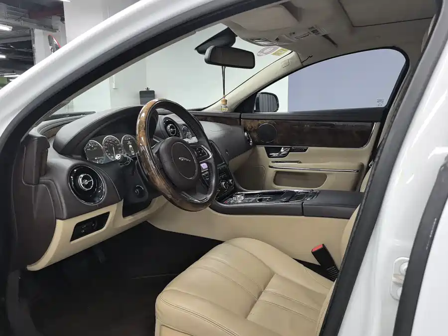 Jaguar XJ