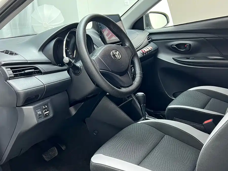 Toyota YARiS L