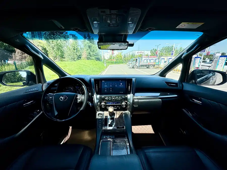 Toyota Crown Vellfire
