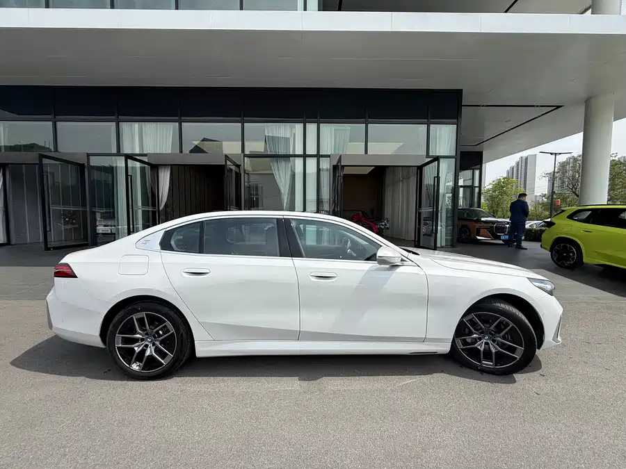 BMW i5