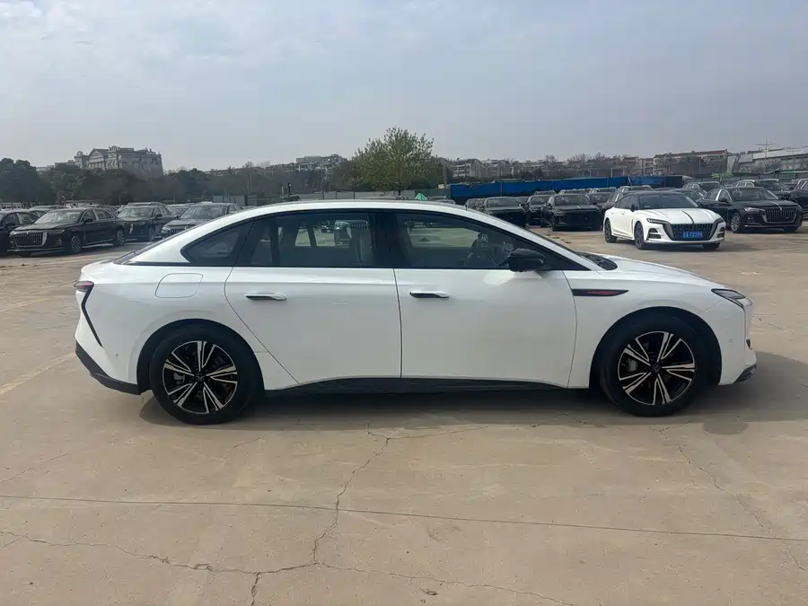 Hongqi EH7