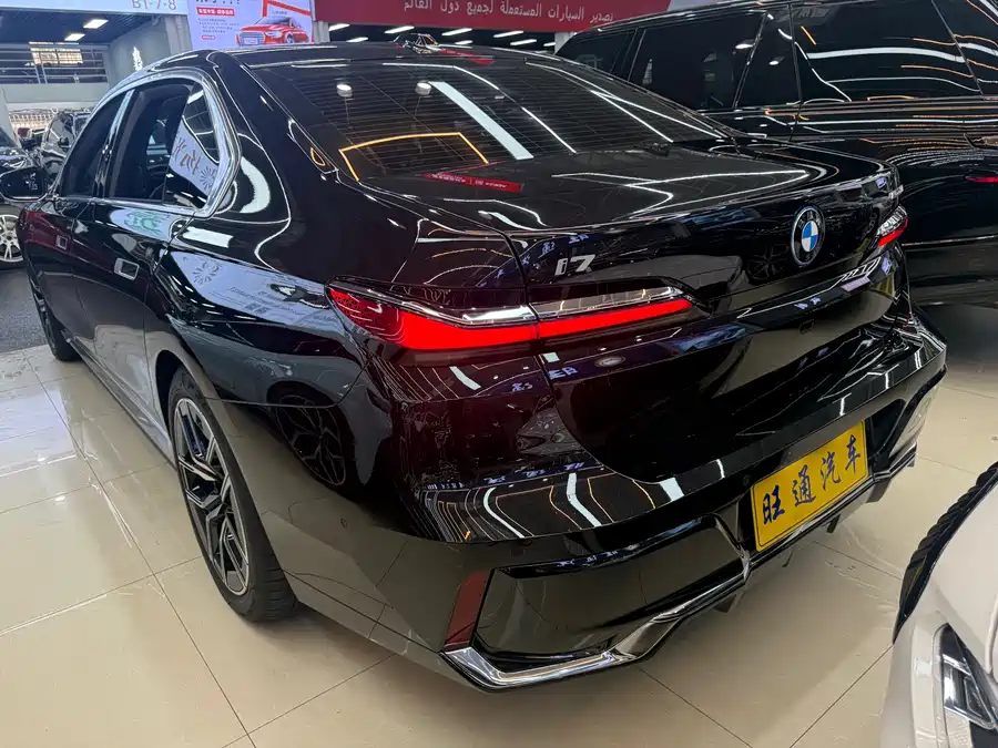 BMW i7