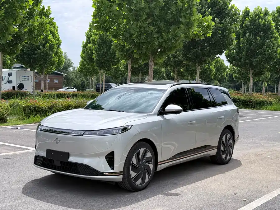 Dongfeng eπ008