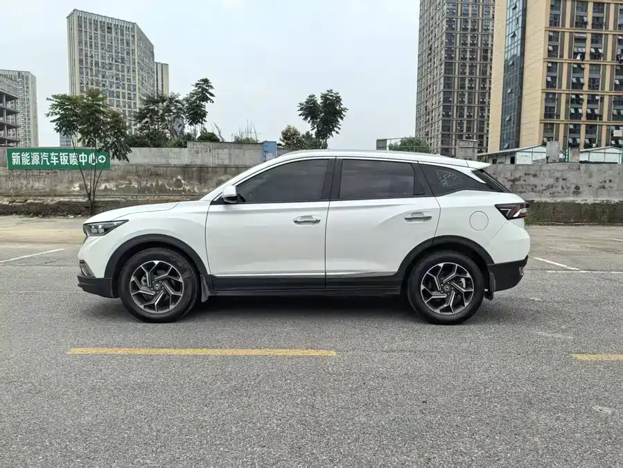 Dongfeng AX7