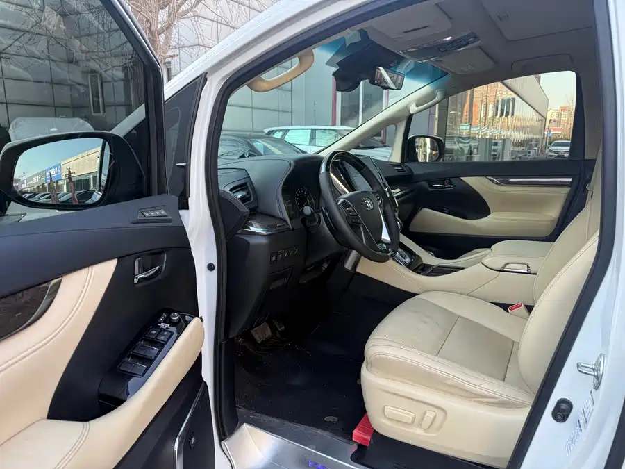 Toyota Crown Vellfire