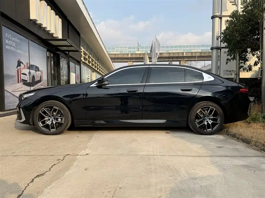 BMW i5