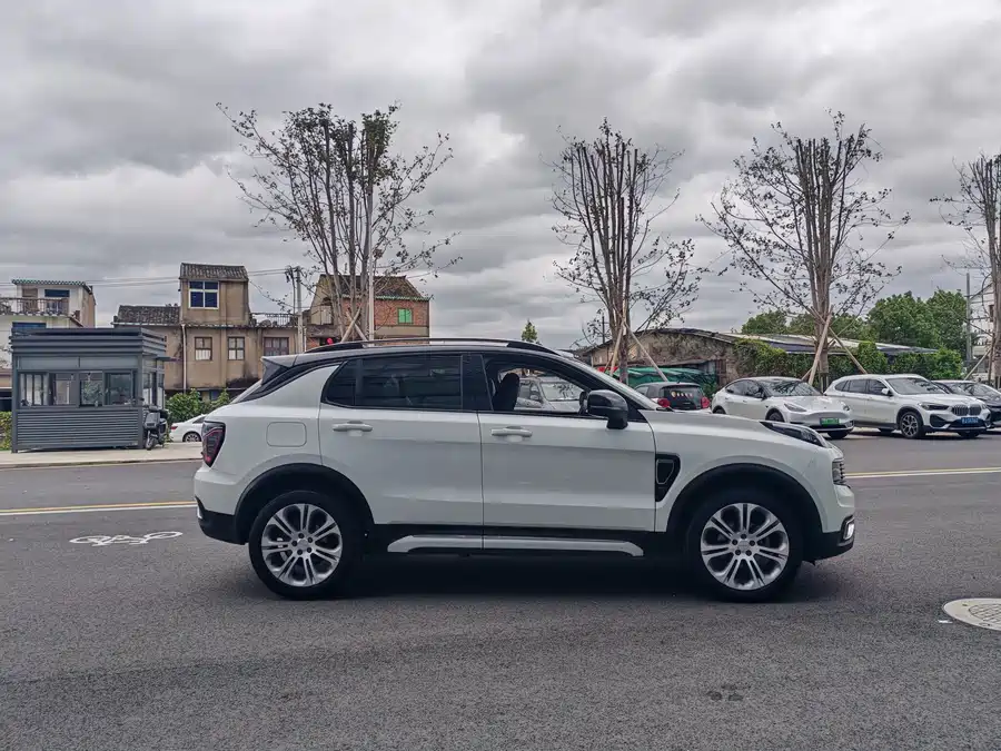 Lynk & Co 01