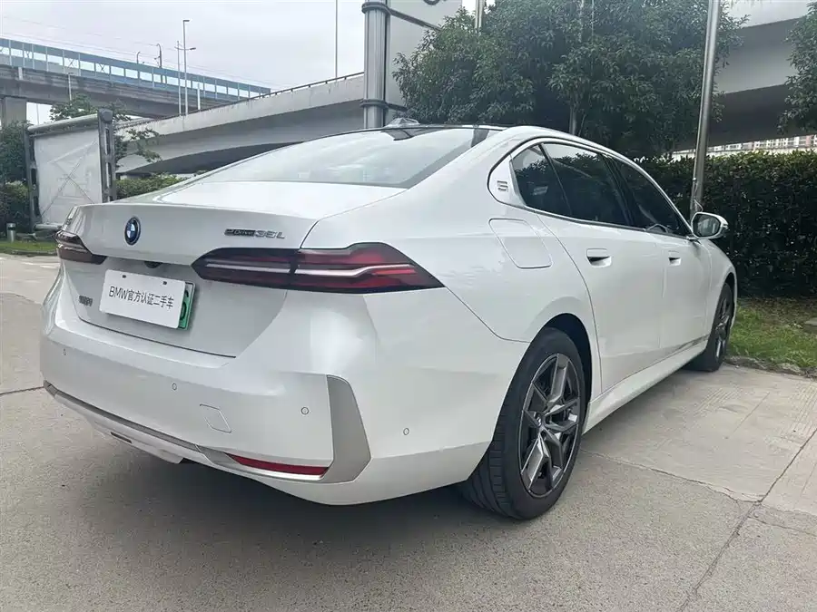 BMW i5