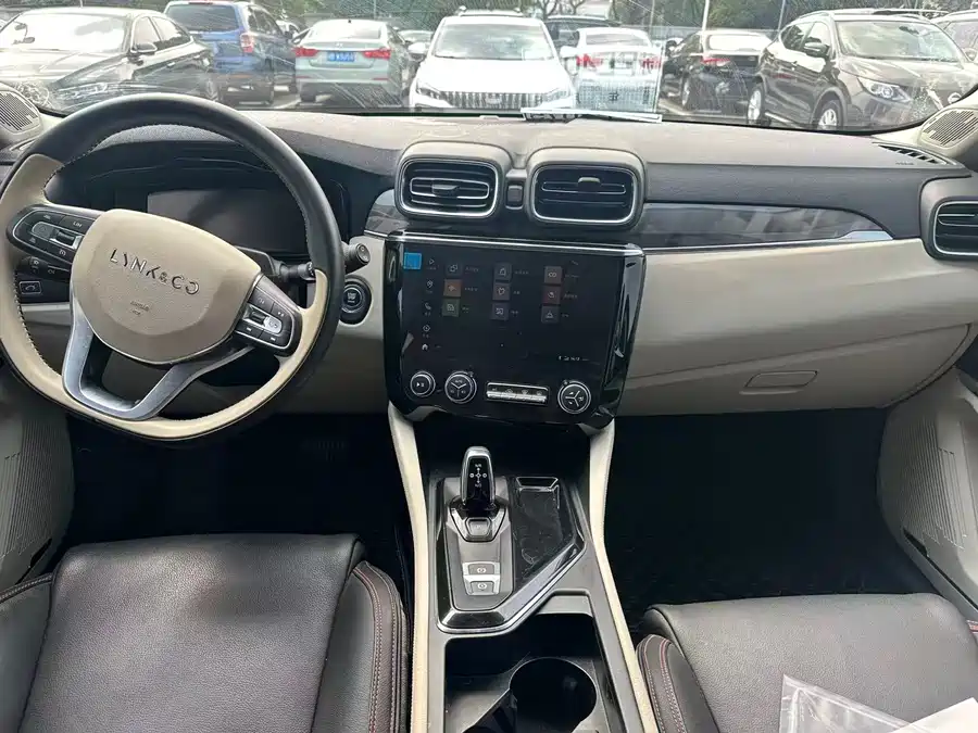 Lynk & Co 02