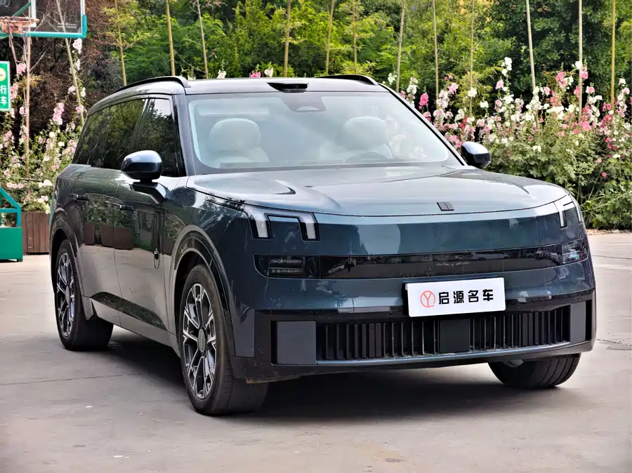 Lynk & Co 900
