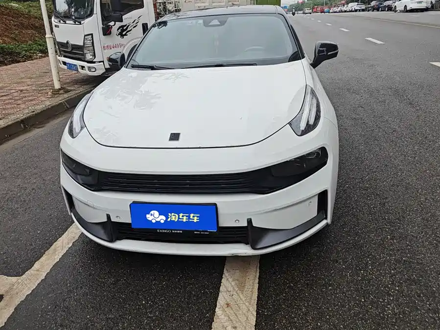 Lynk & Co 03