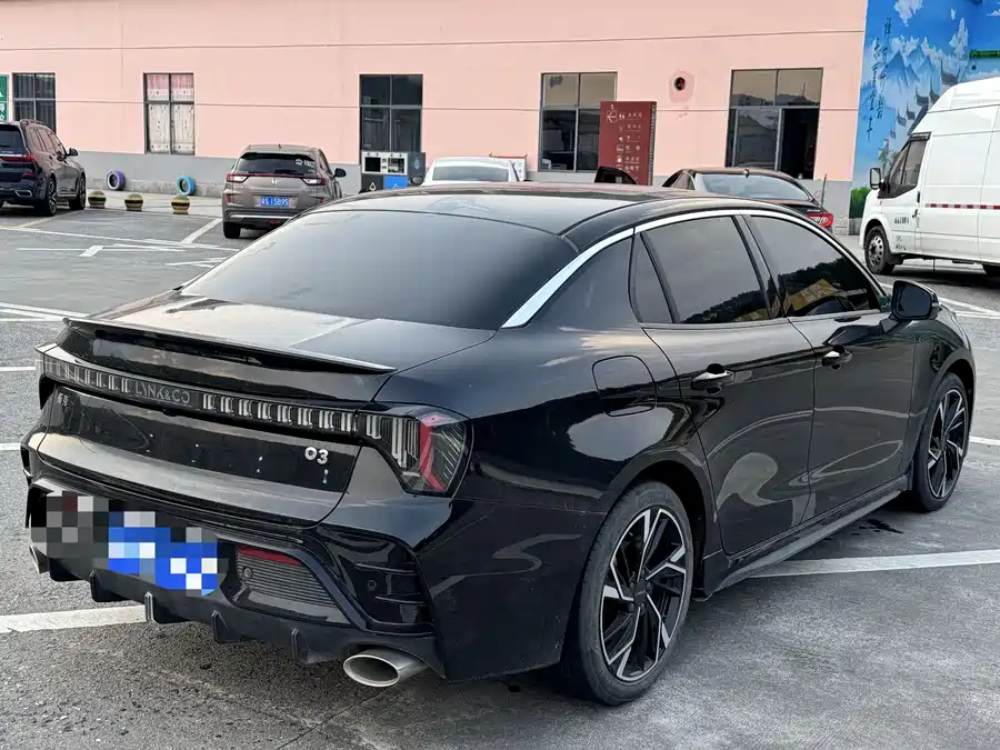Lynk & Co 03