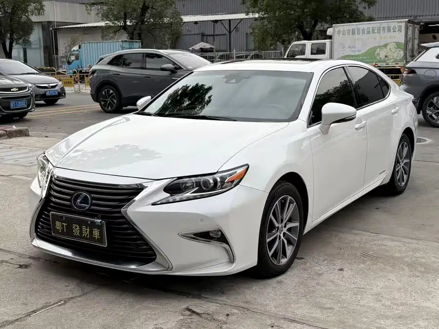 Lexus ES