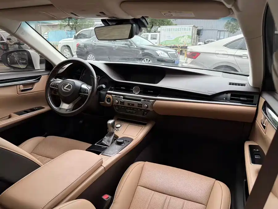 Lexus ES