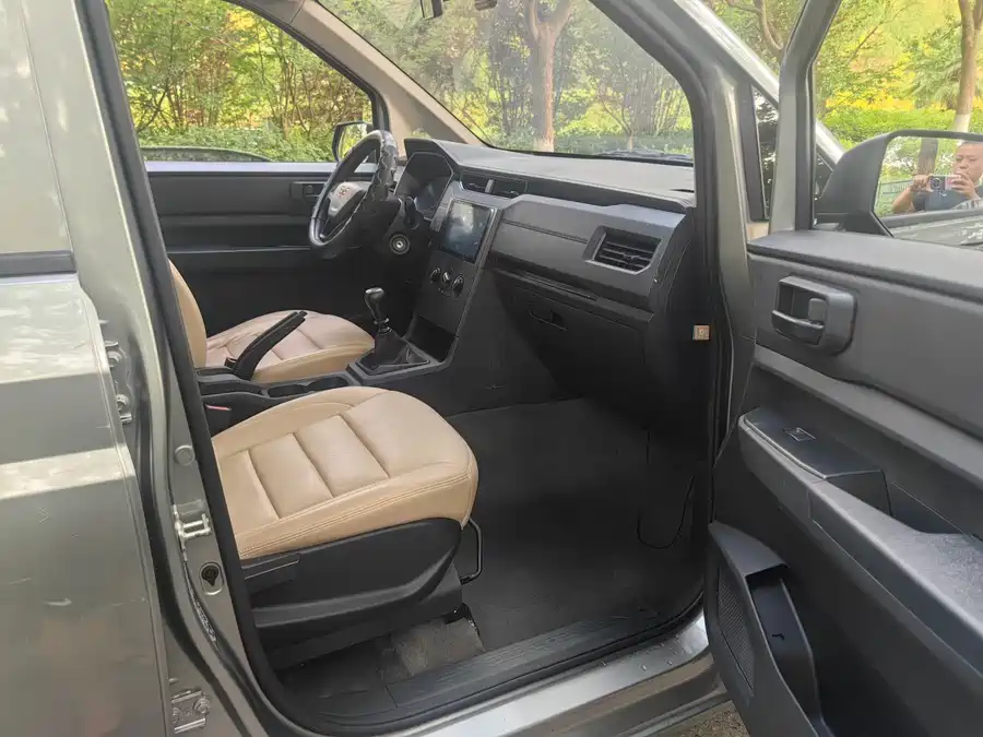 Wuling Hongguang PLUS