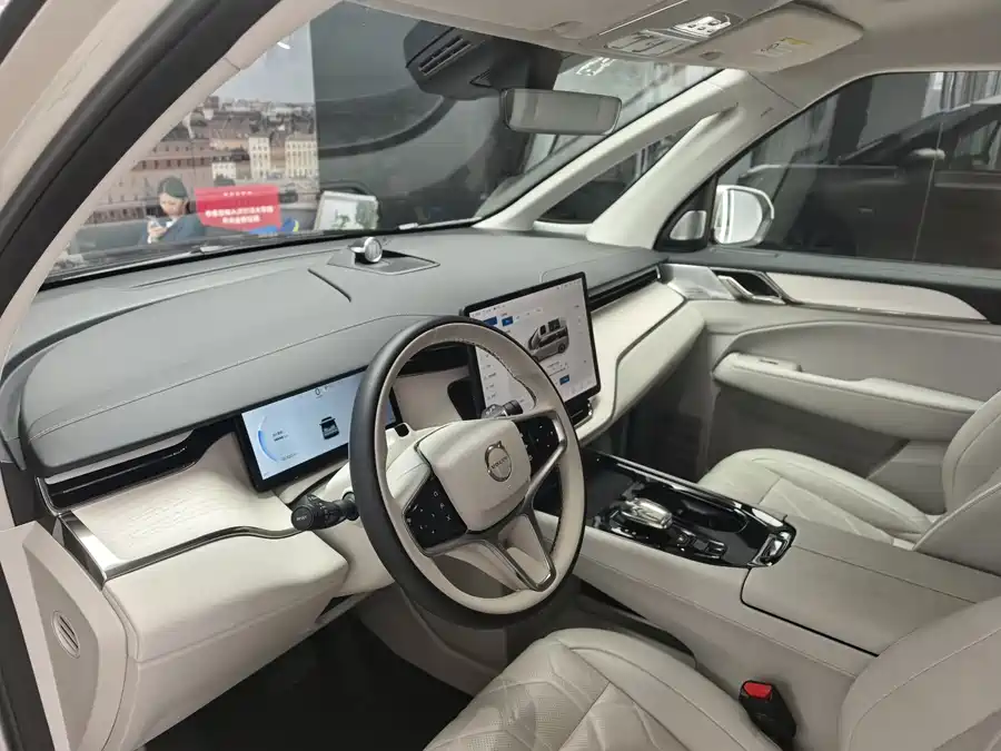 Volvo EM90