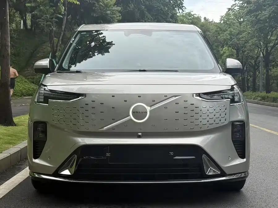 Volvo EM90