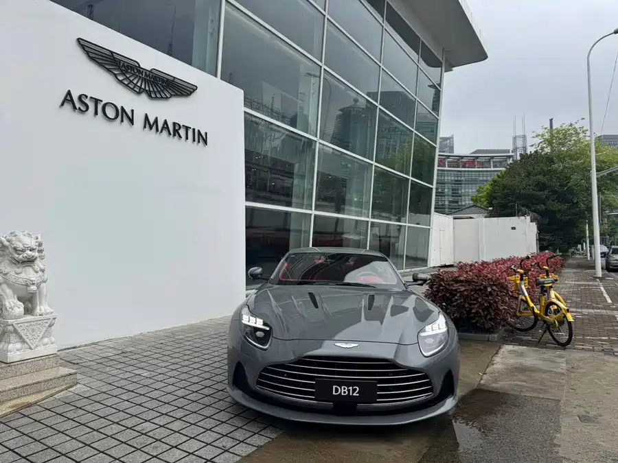 Aston Martin DB12