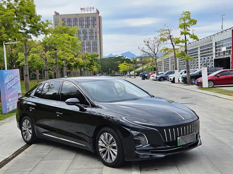 Hongqi E-QM5