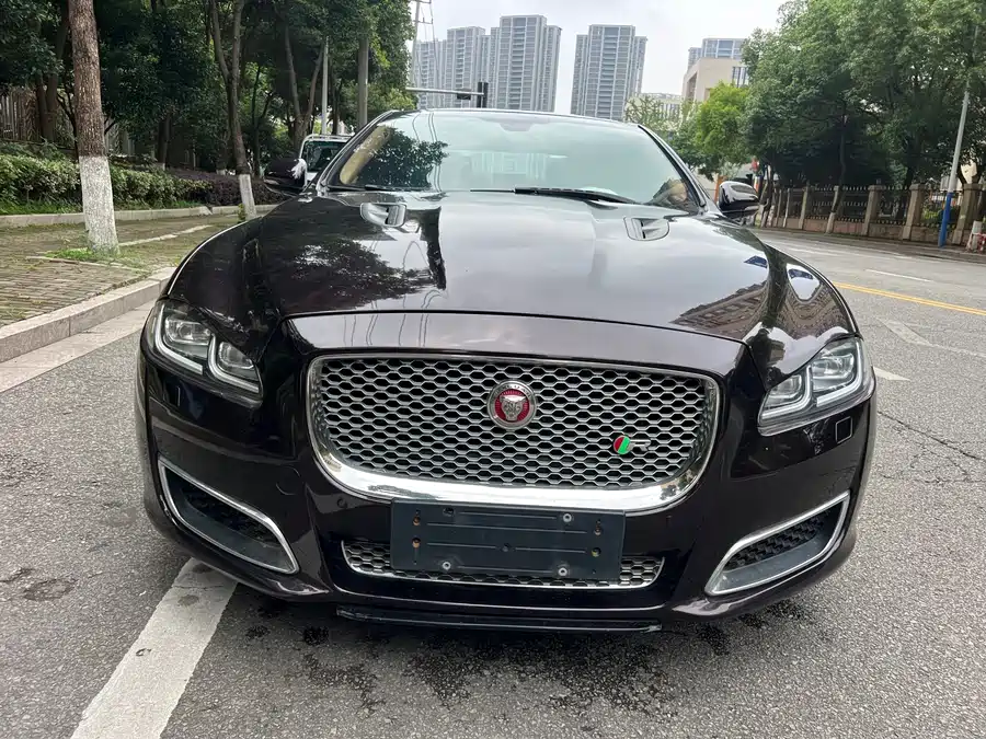 Jaguar XJ