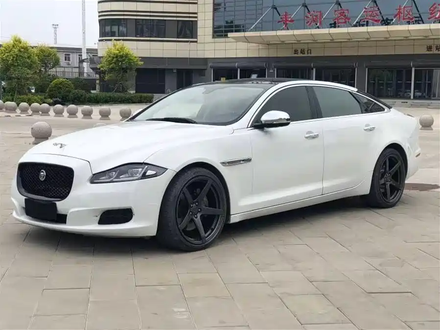 Jaguar XJ