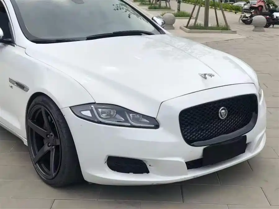 Jaguar XJ