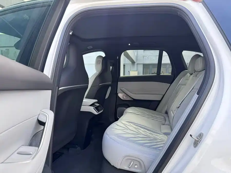 NIO ES6