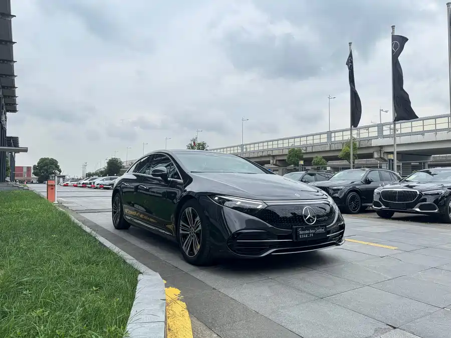 Mercedes Benz EQS