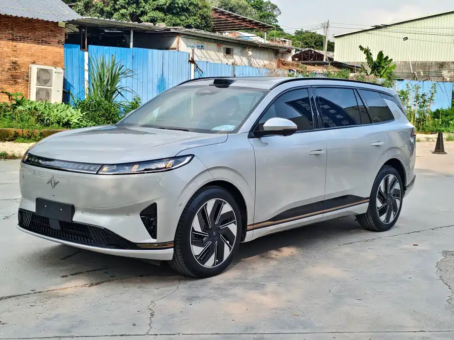 Dongfeng eπ008