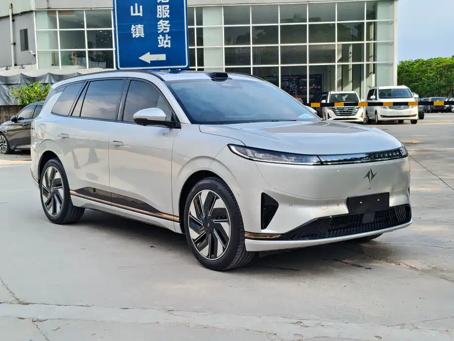 Dongfeng eπ008