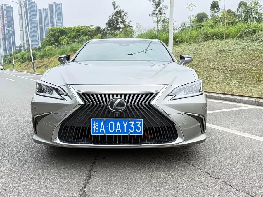 Lexus ES