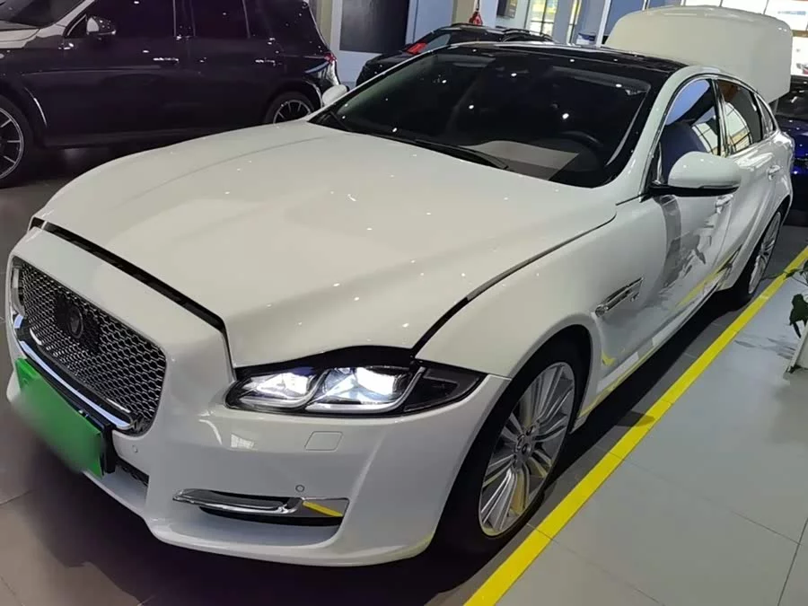 Jaguar XJ