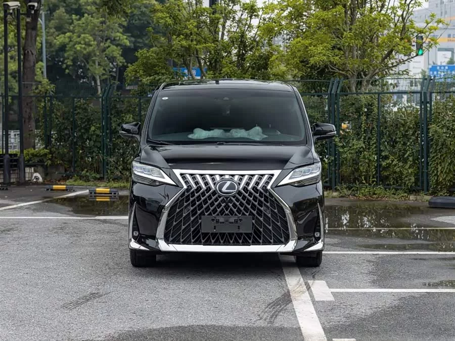 Lexus LM