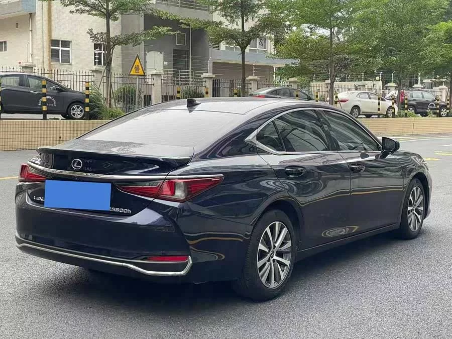 Lexus ES