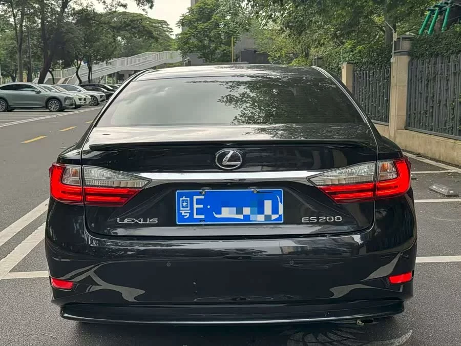 Lexus ES