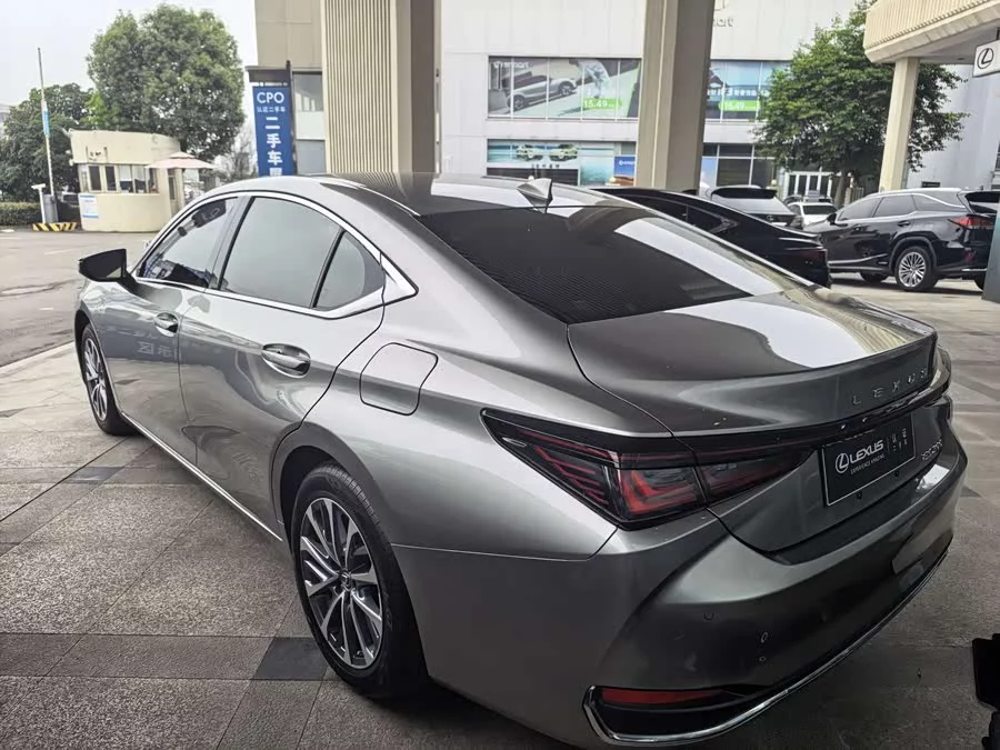 Lexus ES
