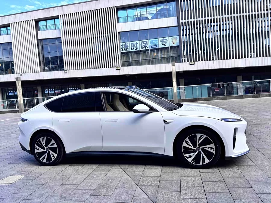 NIO ET5