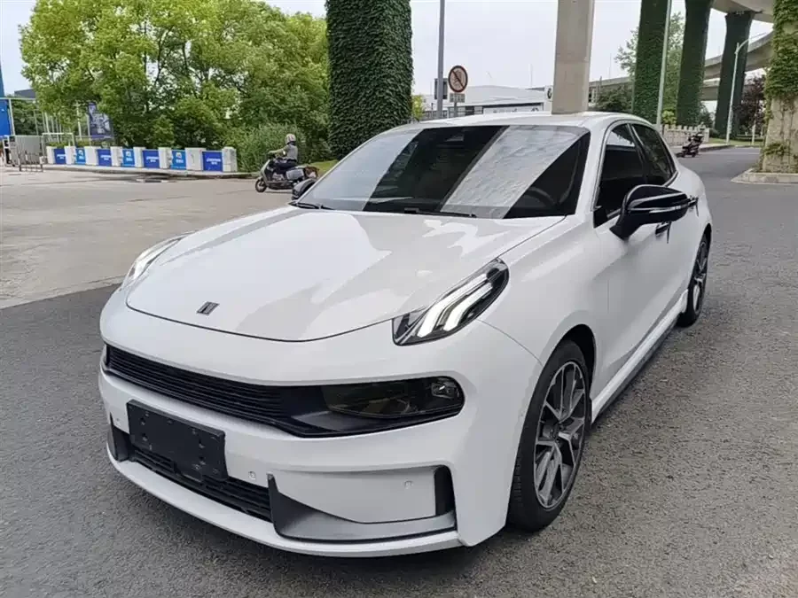 Lynk & Co 03