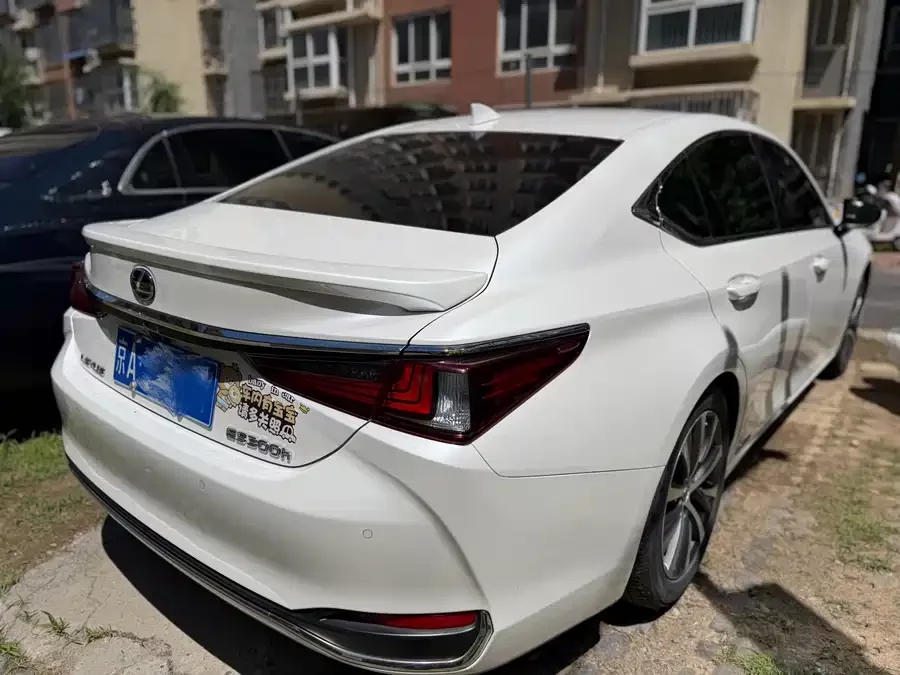 Lexus ES