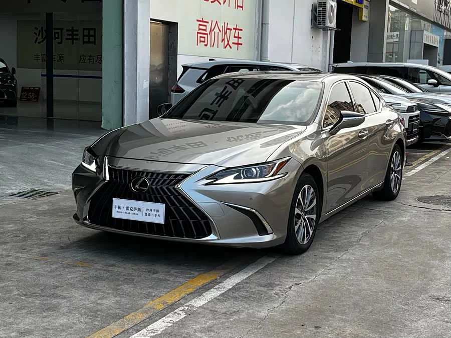 Lexus ES