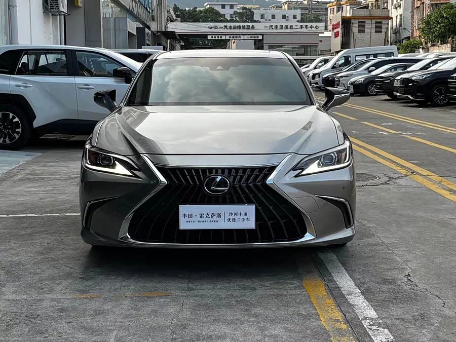 Lexus ES