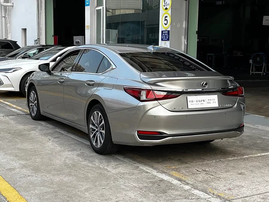 Lexus ES